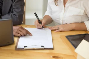 Escribano revisando contrato de constitución de SRL en oficina en Uruguay.