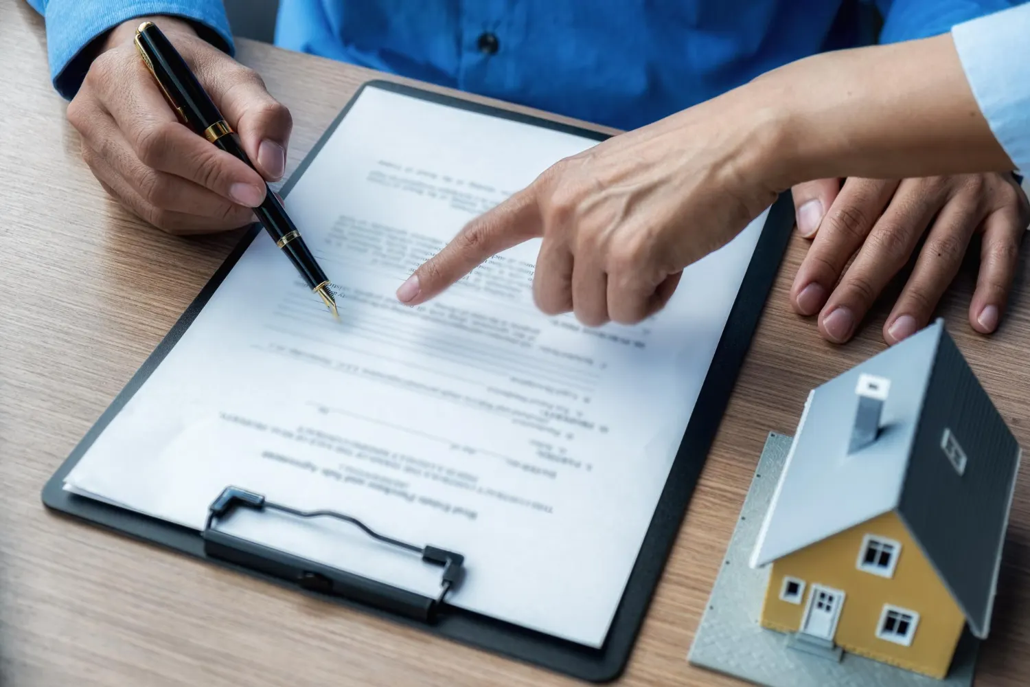 Escribano en Uruguay revisando minuciosamente títulos de propiedad para una compraventa segura.